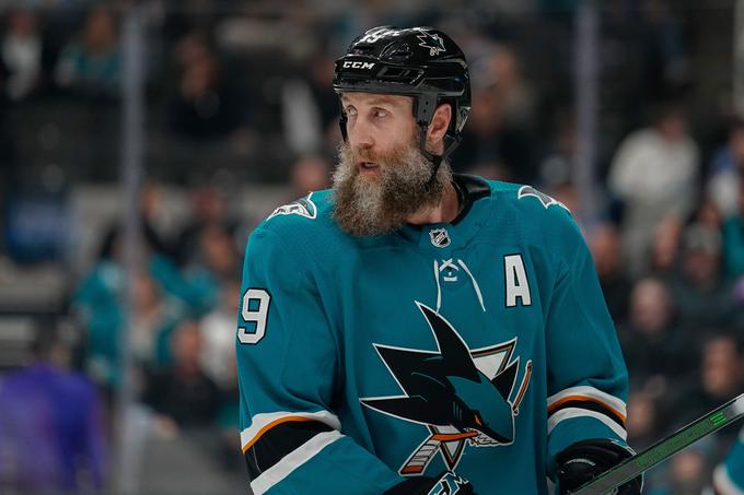 Joe Thornton v ligi NHL igra že vse od leta 1997. Zadnjih 15 je preživel v dresu San Jose Sharks, v prihodnje bo pomagal Torontu. Stanleyjevega pokala ni osvojil. | Foto: Reuters