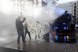 Policija nad protestnike v Frankfurtu