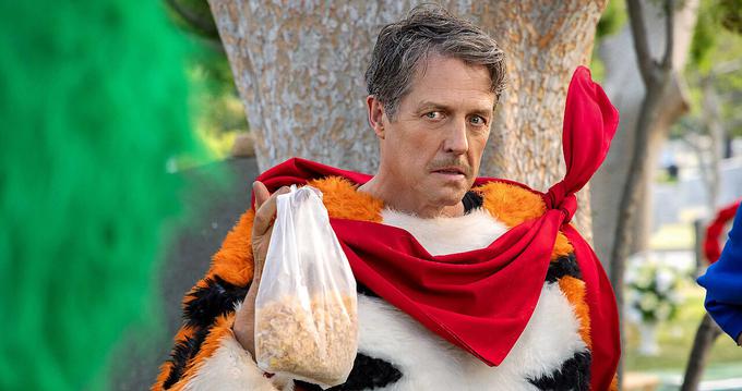 Hugh Grant je kot igralec, ki v oglasih za kosmiče upodobi Tigra Tonyja, je ena svetlih točk filma, vendar ga ustvarjalec ne izkoristi dovolj. | Foto: John P. Johnson/Netflix