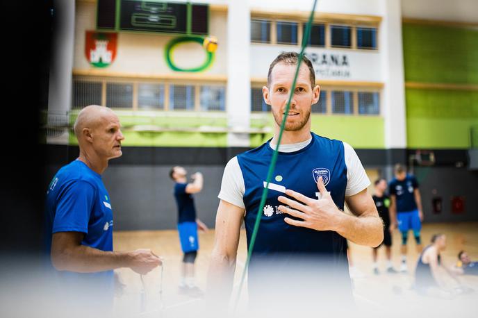 Odbojka, trening slovenske reprezentance z novim selektorjem Tine Urnaut | Kapetan Tine Urnaut je s soigralci v torek prvič treniral pod vodstvom novega selektorja Gheorgheja Cretuja. | Foto Grega Valančič/Sportida