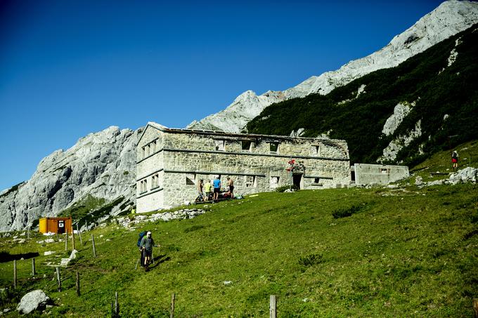 Oktobra 2017 so ognjeni zublji uničili Kocbekov dom na Korošici. | Foto: Ana Kovač