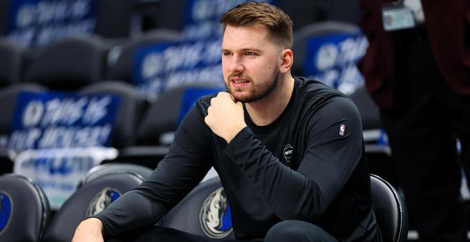 Luka Dončić bo še vsaj nekaj dni na stranskem tiru. | Foto: Reuters