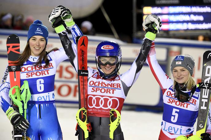 Mikaela Shiffrin | Mikaela Shiffrin je v Božičkovi deželi osvojila 33. karierno slalomsko zmago v svetovnem pokalu, v Leviju pa je še tretjič, po letih 2013 in 2016, stopila na najvišjo stopničko zmagovalnega odra ter se izenačila z Nemko Mario Höfl-Riesch. Skupno ima že 44. zmag v svetovnem pokalu. | Foto Reuters