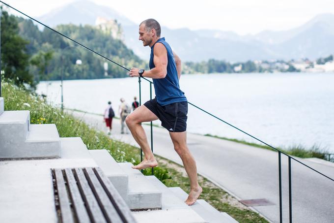 Pravi, da skoraj nikoli ne teče bos, niti ne prakticira ogrevalnega teka po stopnicah, a fotografu je bil voljan ustreči. | Foto: Grega Valančič Sportida