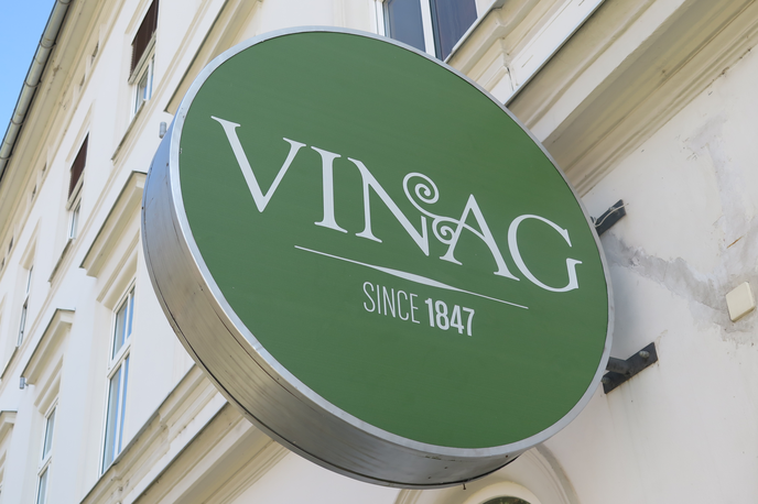 Vinag | Da novi lastniki vendarle mislijo resno, so pokazali hitro. Najprej so ustanovili hčerinsko družbo Vinag 1847, na katero so iz Metelke Commerce prenesli vinarsko dejavnost in premoženje Vinaga, zatem pa so se lotili usposobitve kleti v Košakih in vinogradov ter urejanja stare kleti pod mestnim središčem, ki je zdaj spet na voljo za oglede turistom. Ob tem jim je uspelo odkupiti Vinagovo arhivsko zbirko, tako da so okoli 90 tisoč steklenic, ki jih je stečajni upravitelj prodal ločeno od kompleksa, že vrnili v klet. | Foto STA