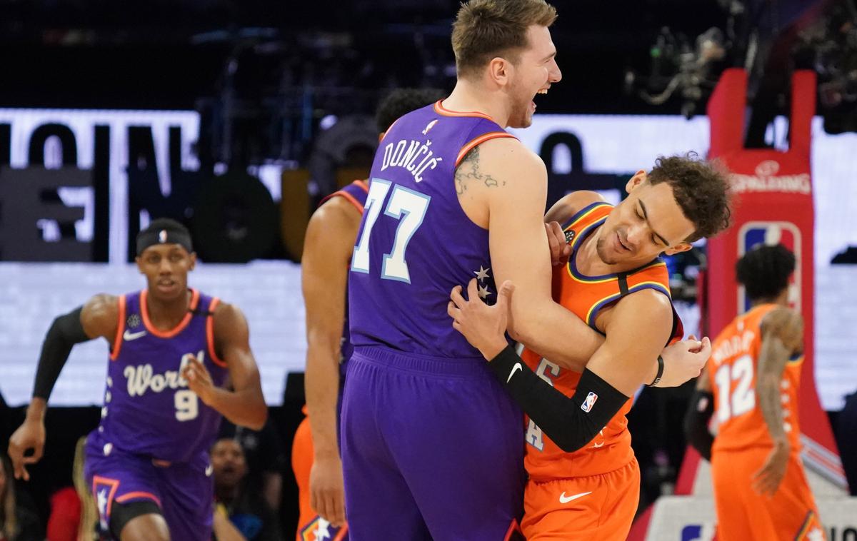 Luka Dončić Trae Young | Luka Dončić se je na tekmi vzhajajočih zvezd ogreval za nedeljsko tekmo All-Star. Kot kapetan ekipe Sveta je dosegel 16 točk in prispeval pet asistenc. Ekipa Sveta je proti ekipi ZDA izgubila z rezultatom 131:151. A bolj kot statistika je bil v ospredju šov.  | Foto Reuters