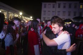 Spremljanje nogometne tekme Slovenija - Portugalska na POgačarjevem trgu v Ljubljani.