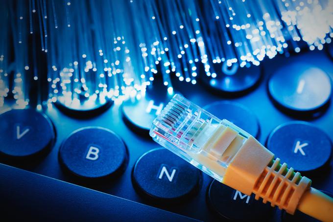 Internet. Povezava. Vtič. Kabel. Širokopasovni internet. | Foto: Shutterstock