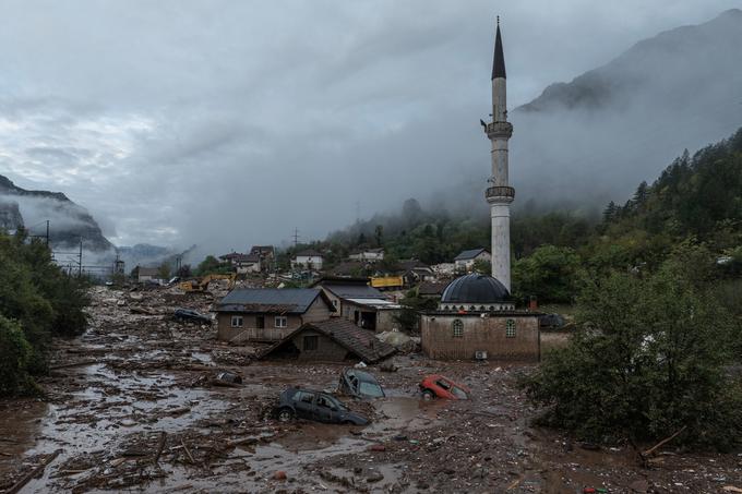 Potekajo tudi aktivnosti za vzpostavitev prometne, telekomunikacijske in elektroenergetske infrastrukture. Na fotografiji Donja Jablanica.  | Foto: Reuters