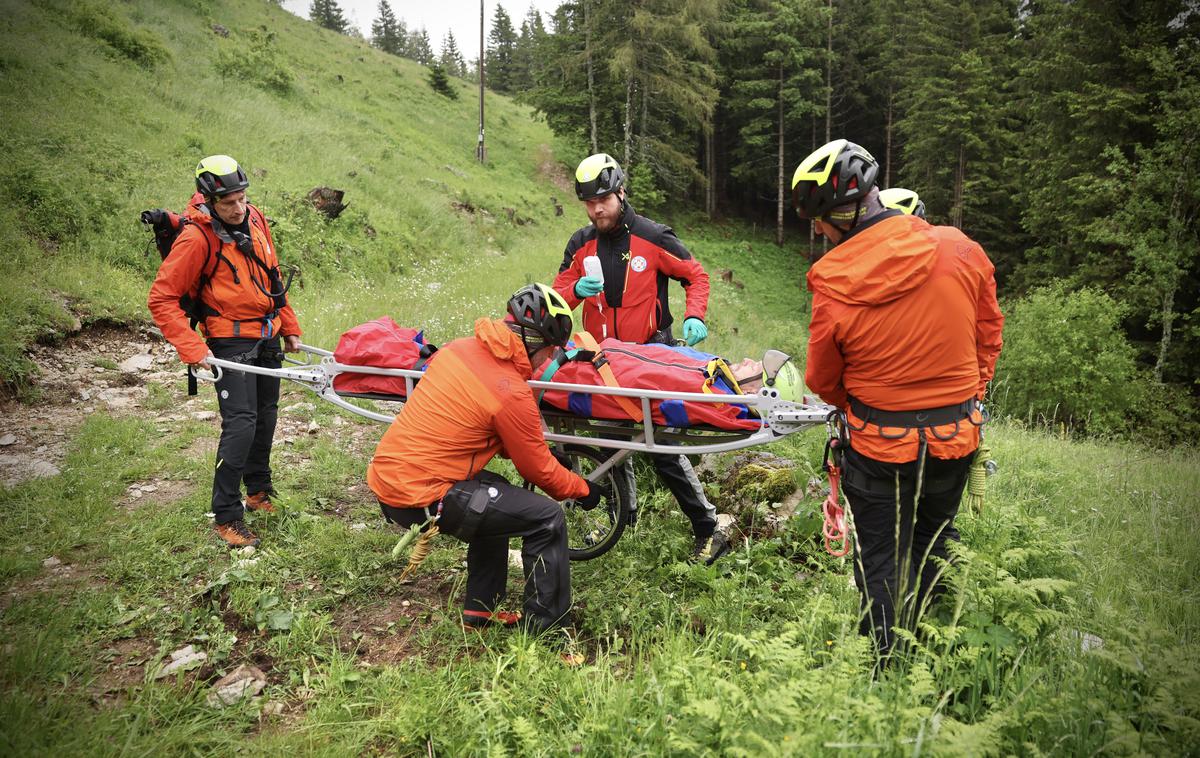 Novinarska konferenca Planinske zveze in GRZS ob začetku gorniške sezone: Varno v gore. | V primeru nesreče v gorah pokličemo na telefonsko številko 112. Ob klicu navedemo, kdo kliče, kje, kaj in kdaj se je zgodilo. Koliko je ponesrečenih, kakšne so poškodbe, okoliščine nesreče in kakšno pomoč potrebujemo. | Foto Ana Kovač