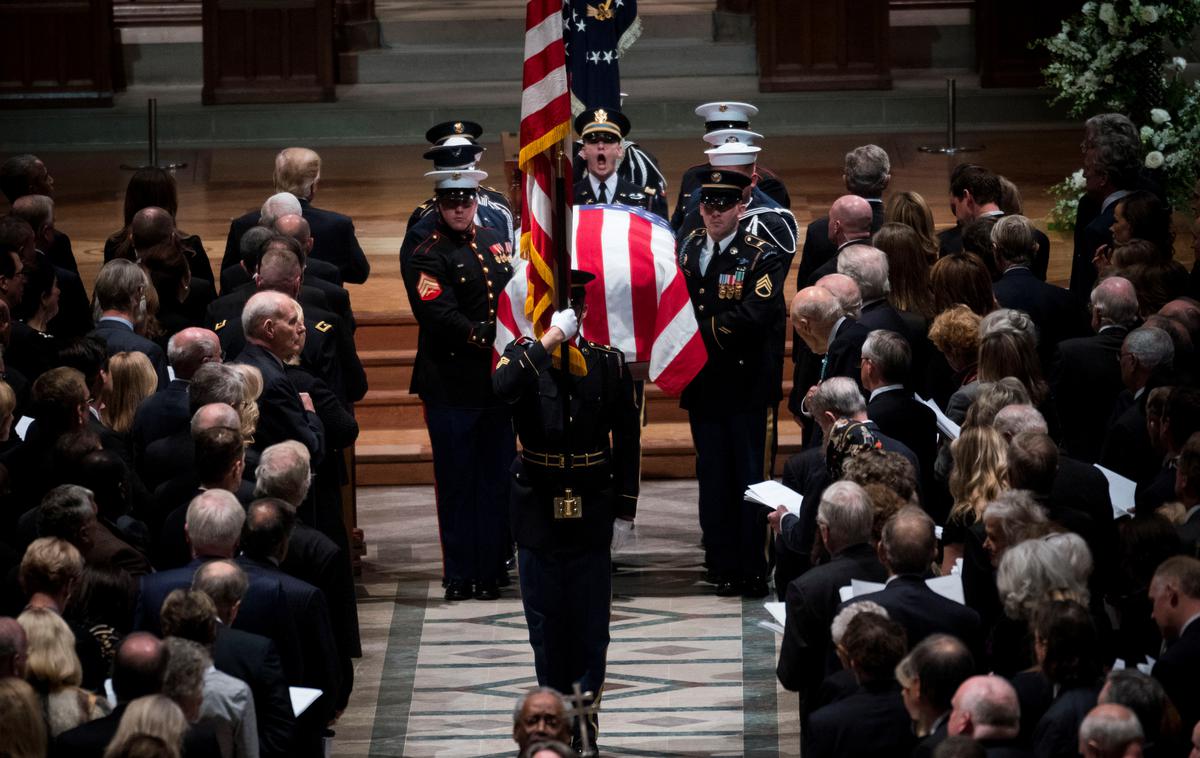 Pogreb Georga Busha starejšega | Na državni pogrebni slovesnosti v Washingtonu so se od pokojnega Georgea Busha starejšega poslovile številne ugledne osebnosti iz ZDA in tujine. | Foto Reuters