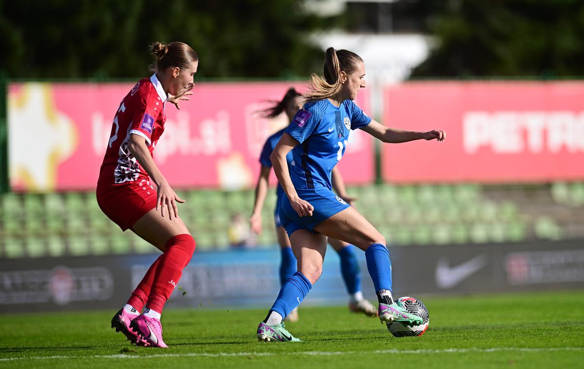 slovenska ženska nogometna reprezentanca | Lara Prašnikar in soigralke so zmagale z 2:0. | Foto www.alesfevzer.com