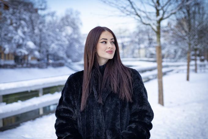 Kot pravi, je zanimivo, da ljudem ne more opisati, zakaj ji delo na družbenih omrežjih vzame toliko časa.  | Foto: Ana Kovač