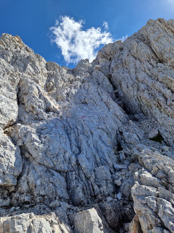 Zadnja "ovira". Lažje bo splezati po levi strani kot po markirani škrbini na desni. | Foto: Matej Podgoršek