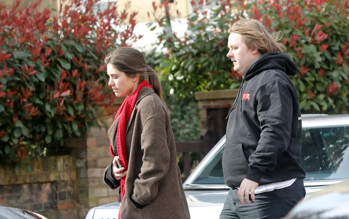 Lewis Capaldi se z Ellie MacDowall ni pogosto pojavljal v javnosti, razmerje sta ohranjala v zasebnosti. Tako so ju letos marca na sprehodu ujeli v mestu Hampstead. | Foto: Profimedia