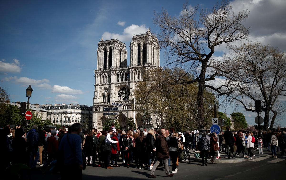 Notre-Dame | Zvonovi so zadoneli so ob 18.50 oziroma natanko takrat, ko je v znameniti katedrali v ponedeljek izbruhnil požar. | Foto Reuters