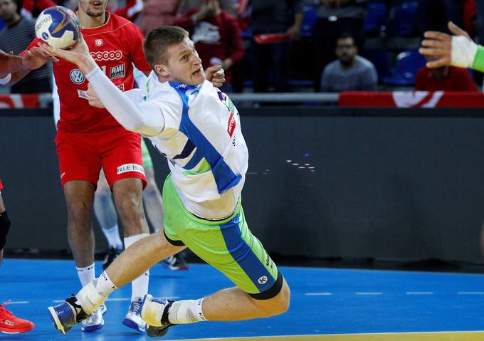 Blaž Blagotinšek, ki danes praznuje rojstni dan, po poškodbi in sedenju na klopi pri Veszpremu nikakor ne najde stabilne forme v napadu. Tokrat je imel strel 1/6. | Foto: Reuters