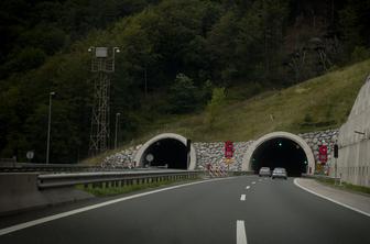 V nesreči na štajerski avtocesti umrla ena oseba, več poškodovanih (video)