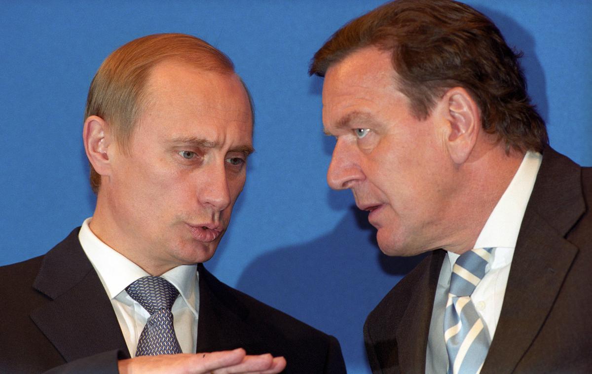 Vladimir Putin in Gerhard Schröder | Nekdanji nemški kancler je v intervjuju povedal, da se za prijateljstvo in za srečanje z ruskim predsednikom nima kaj opravičevati. | Foto Guliverimage