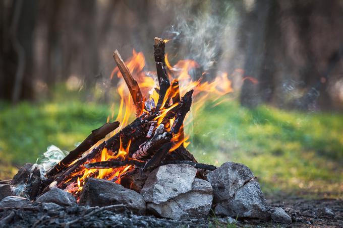 Kjer je razglašena požarna ogroženost, se na prostem ne sme kuriti odprtega ognja. | Foto: Getty Images