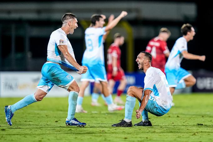 Veselje nogometašev San Marina po zgodovinski gostujoči zmagi v Lihtenštajnu (3:1), po kateri so si zagotovili prvo mesto v skupini D lige narodov. | Foto: Guliverimage