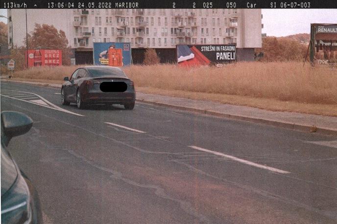 Tesla | Voznik je s Teslo v naselju prekoračil hitrost za 63 kilometrov na uro. | Foto Policija