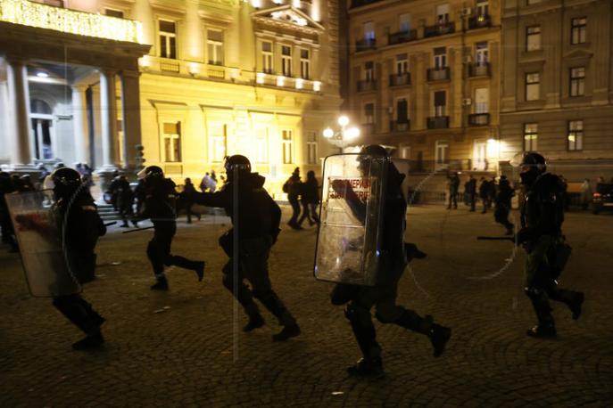 protest, Beograd, 25. 12. 23 | Po navedbah predstavnikov študentov bodo ti pred poslopjem ministrstva, če ne bo nihče uslišal njihovih zahtev, ostali najmanj do 18. ure, poroča srbska tiskovna agencija Tanjug. Takrat se bo po napovedih začel nov, že sedmi protest pred stavbo RIK. | Foto Hina/STA