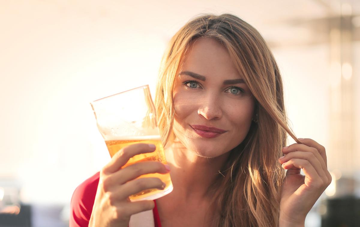 Pivo. Pitje alkohola. Dekle. | Foto Thinkstock