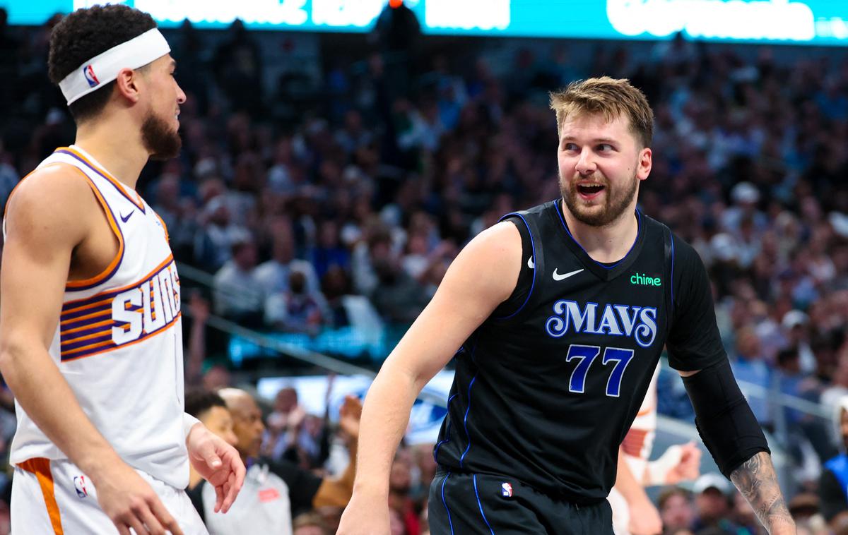 Dallas Phoenix | Luka Dončić in Devin Booker sta bila najboljša strelca svojih ekip. Več jih je dosegel Slovenec, ki se mu je bolj smejalo, saj so Mavericks zmagali že sedmič zapored. Zadeli so sedmico in se na lestvici povzpeli na šesto mesto, ki pelje neposredno v končnico. | Foto Reuters