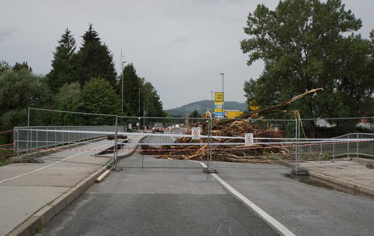 Poplave, most, Domžale, Kamniška bistrica | Podivjana Kamniška Bistrica avgusta lani ni močno poškodovala zgolj mostu v Domžalah oz. Viru pri Domžalah, ampak je odnesla oz. močno poškodovala tudi most na regionalni cesti med Kamnikom in Črnivcom pri Stahovici ter most pri Beričevem oz. Dolu pri Ljubljani na regionalni cesti med Ljubljano in Zasavjem. Tudi tam promet poteka po montažnih mostovih. | Foto STA