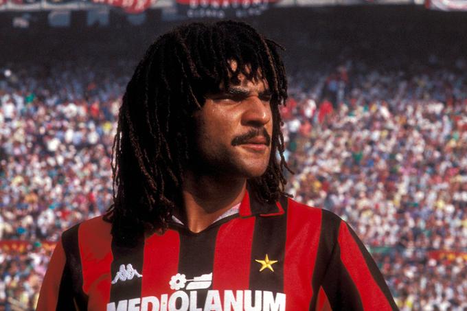 Nizozemec Ruud Gullit je zlato žogo osvojil leta 1987. V Sloveniji je zaigral leta 1992 s slovitim Milanom, ki je v deževni Ljubljani za Bežigradom prepričljivo ugnal Olimpijo (3:0). Van Basten, ki je pred tem na dvoboju v Milanu (4:0), dvakrat zatresel mrežo zmajev, v Sloveniji ni zaigral. Podobno velja tudi za Francoza Jean-Pierra Papina, ki je zlato žogo osvojil leta 1991 in na San Siru zatresel mrežo Olimpije (4:0), nato pa ga trener Fabio Capello podobno kot Van Bastna ni uvrstil v ekipo za povratni dvoboj. | Foto: Guliverimage