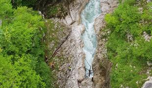 Reševalci na vse možne načine iščejo mladeniča, ki je izgubil telefon in izginil #video