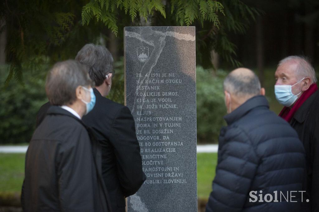 Slovesnost ob odkritju spominskega obeležja Demos na Račjem otoku na Brdu pri Kranju