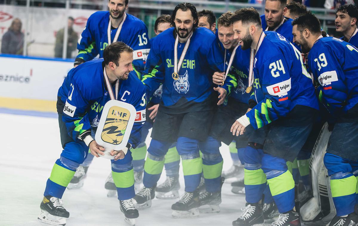 Slovenija Južna Koreja Hokej Reprezentanca | Mitja Robar je takole dvignil pokal za zmagovalce domačega svetovnega prvenstva drugega kakovostnega razreda, po katerem še ni imel odgovora, ali bo vrnitev v profesionalizem podaljšal še za eno sezono. | Foto Grega Valančič/Sportida