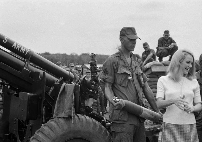 Na obisku Južnega Vietnama decembra 1966 je Noelova s pomočjo ameriških vojakov celo izstrelila topovsko granato na položaje komunističnih vietkongovcev. Na granati je bil napis: "To Charlie with love, Chris." Po slovensko: Charlieju z ljubeznijo, Chris. Charlie je seveda Karl Marx, utemeljitelj ideologije, ki so ji sledili tudi vietnamski komunisti. | Foto: Guliverimage/Vladimir Fedorenko