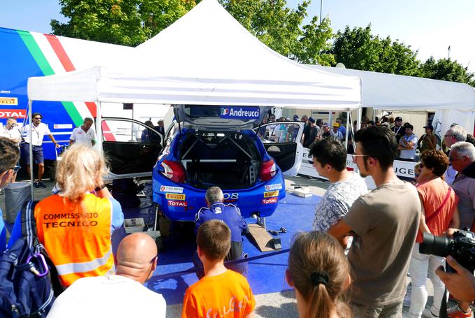 Servisna cona je priložnost za nadgraditev tistega, kar navijači - potencialni kupci - vidijo na hitrostnih preizkušnjah. Najboljše ekipe tudi v postavitev servisne cone vložijo precej denarja. | Foto: Gregor Pavšič