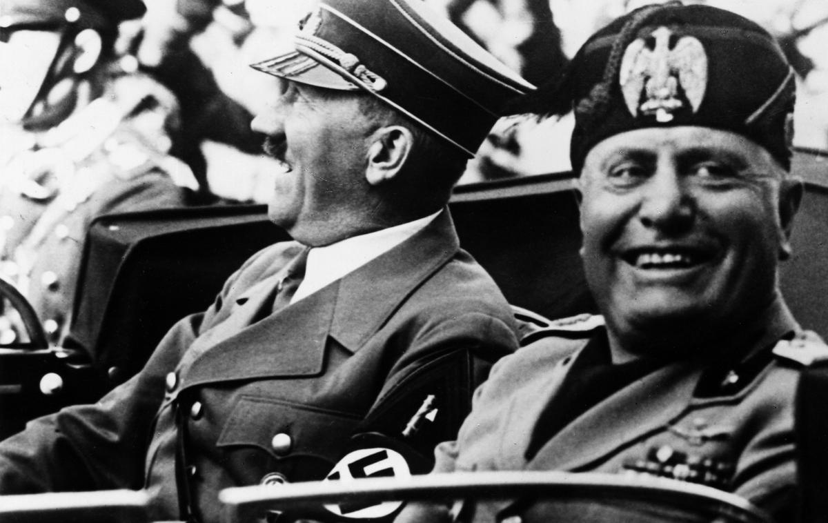 Adolf Hitler in Benito Mussolini | Fašisti so po koncu prve svetovne vojne kmalu začeli napade na Slovence. Med drugim so leta 1920 požgali in uničili Narodni dom v Trstu, ki je bil simbol slovenske navzočnosti v mestu. Zatiranje in raznarodovanje Slovencev sta se še okrepila, ko se je v Italiji na oblast povzpel vodja fašistov Benito Mussolini.  | Foto Getty Images