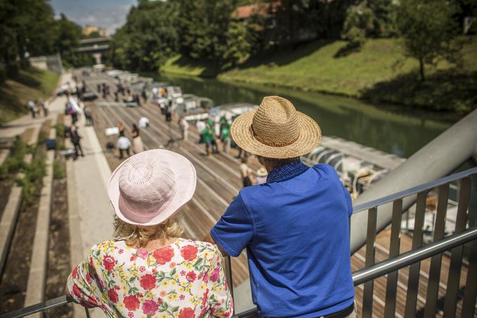 Mladi Albanec uživa ob sprehodih ob Ljubljanici. | Foto: Matej Leskovšek