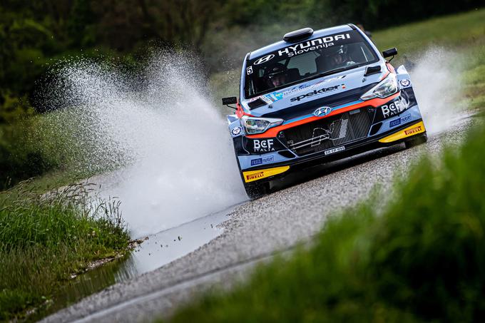 Reli v Velenju je bil deževen, jutri bo v Vipavski dolini sijalo sonce. Ne glede na vreme je trenutno v slovenskem reliju favorit le eden - aktualni prvak Rok Turk (hyundai i20 R5). | Foto: WRC Croatia