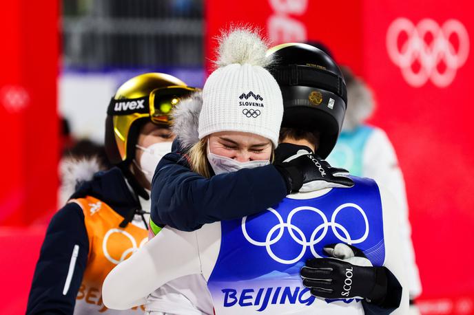 NIka Križnar Peter Prevc | Slovenski kvartet se veseli naslova olimpijskih prvakov na mešani ekipni tekmi. | Foto Guliverimage