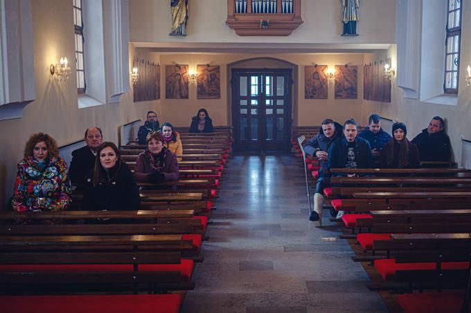 Eden redkih kadrov, kjer se vidi omejenost statistov, saj k nedeljski maši pride samo zasedba filma. Po drugi strani to tudi pokaže, kako veliko likov je v zgodbi. | Foto: promocijsko gradivo