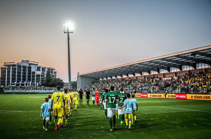 Domžalčani so konec maja v finalu premagali Olimpijo. V novi sezoni so že izpadli iz tekmovanja, Ljubljančane pa čaka zahtevna naloga proti evropskemu Mariboru. | Foto: Vid Ponikvar