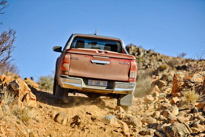 Po doživetju v Namibiji lahko trdimo, da hilux s seboj v Slovenijo nosi vzgojo divjine. To je še vedno resen terenec, rojen in vzgojen v Afriki. To je tisto zagotovilo okolja, prakse in izkušenj, ki slovenskim lovcem, gozdarjem, gasilcem, gradbenikom ali pa offroad navdušencem in ekspedicijskim sanjačem daje vedeti, da hilux ostaja stroj akcije. | Foto: Jure Gregorčič