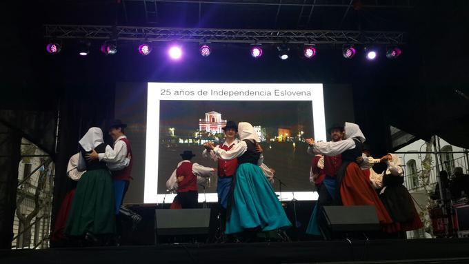 V Buenos Airesu deluje več slovenskih folklornih skupin. | Foto: 