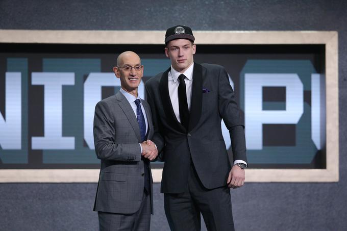 Tako je komisar lige NBA Adam Silver na odru pozdravil košarkarja Olimpije Luko Šamanića, izbor moštva San Antonio Spurs, ki je znano po tem, da rado novači igralce iz Evrope. | Foto: Reuters