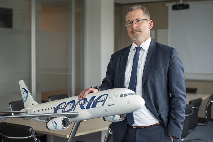 Holger Kowarsch | Holger Kowarsch, glavni direktor Adrie Airways, je pred mesecem dni dejal, da se s strateškim partnerjem pogajajo o njegovem vstopu v Adrio. Toda skrivnostni rešitelj naj bi že sporočil, da ga Adria ne zanima. | Foto STA