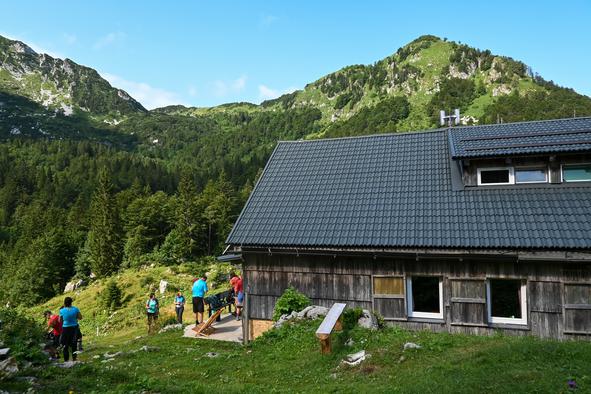 "Ni se za hecati." Pobelilo koče in gore nad 1500 metri.