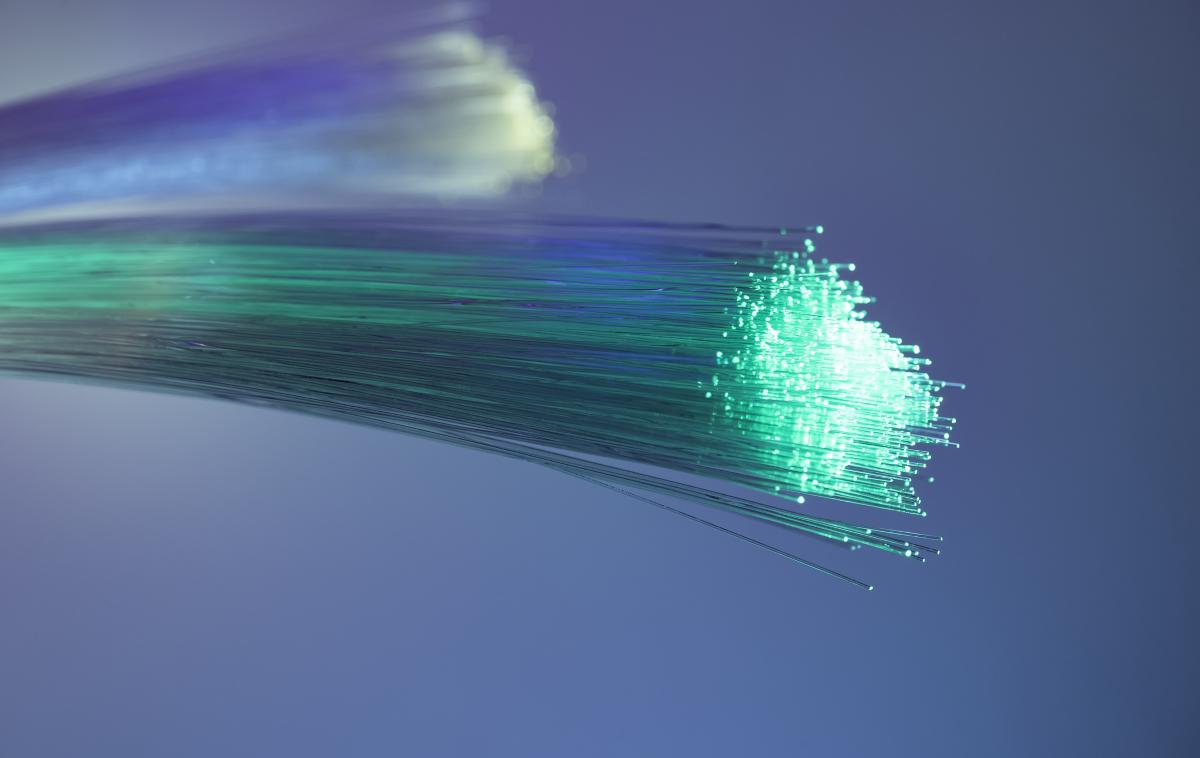 Internet, ethernet, internetni kabel, optika | Optično omrežje Telekoma Slovenije je dostopno 350 tisočim gospodinjstvom, številka pa se povečuje tudi v redkeje poseljenih delih države. | Foto Thinkstock