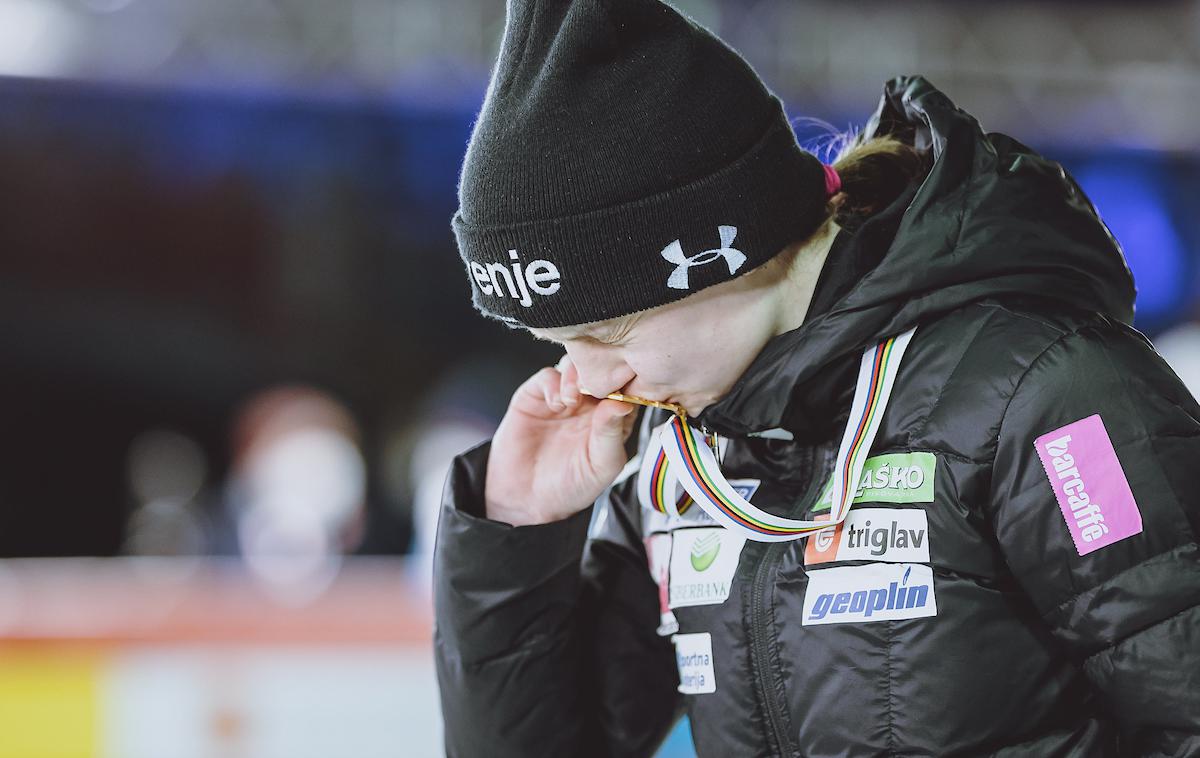 Ema Klinec | Ema Klinec je Sloveniji priskakala prvo žensko skakalno medaljo. Ta se sveti z zlatim sijajem. | Foto Sportida