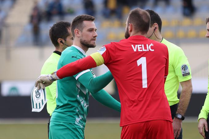 Po tekmi je bil lahko kapetan Olimpije Timi Max Elšnik boljše volje od stanovskega kolega pri NK Kalcer Radomlje Emila Velića, ki je moral po žogo v svojo mrežo trikrat. | Foto: Filip Barbalić/www.alesfevzer.com